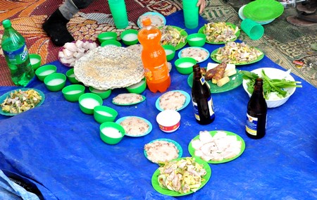 Mâm[-]cơm[-]tất[-]niên[-]giữa[-]bãi[-]rác.[-]Có[-]cả[-]bia,[-]thịt[-]gà,[-]nước[-]ngọt,[-]xôi[-]chè